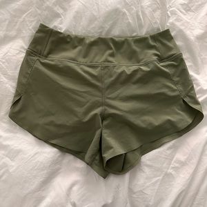 NWOT Athleta Run with It 3.5” Short Small Pale Green